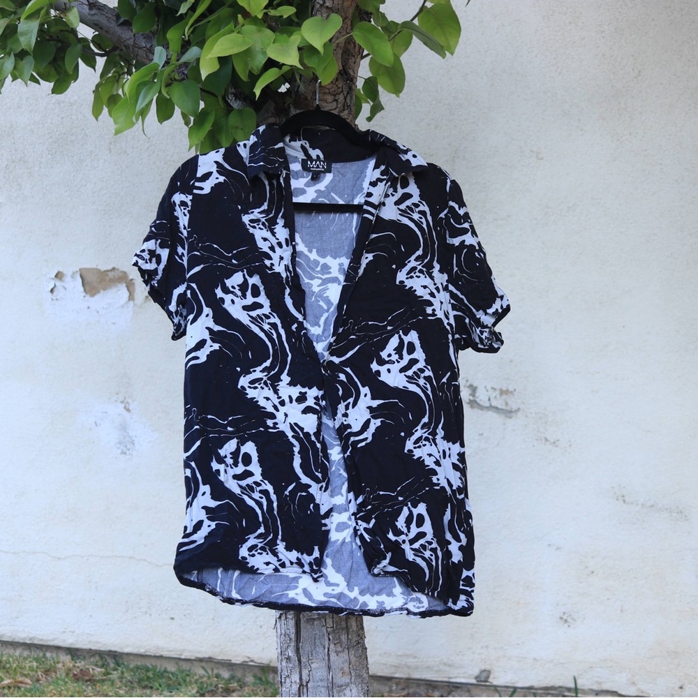 Size large button up shirt black pattern